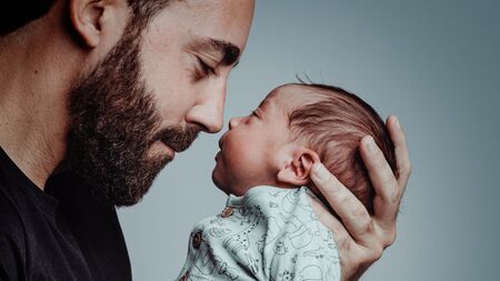 Mann mit Baby
